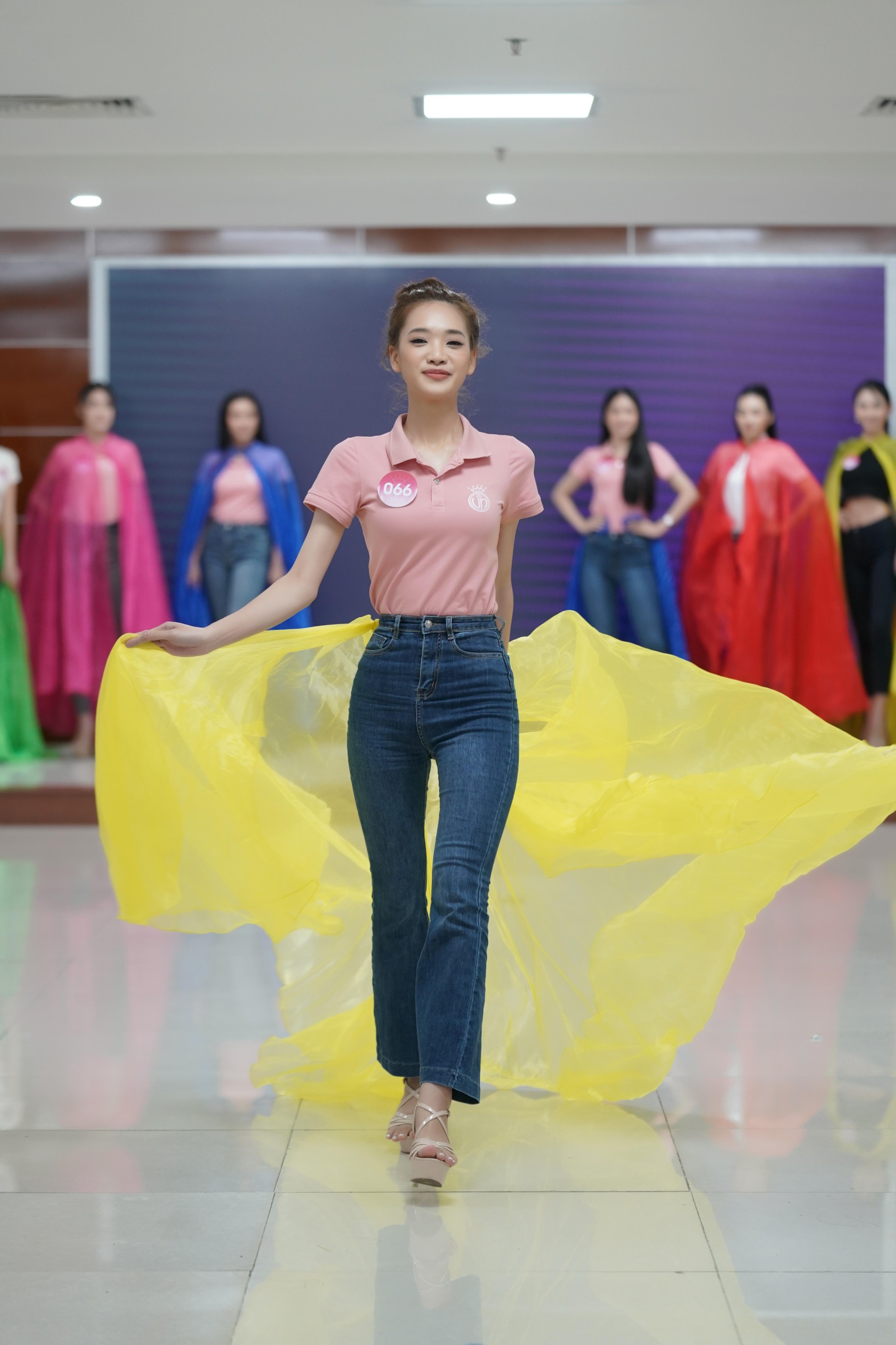 Thí sinh Hoa hậu Việt Nam học cách xử lý váy áo rườm rà - Ảnh 4.