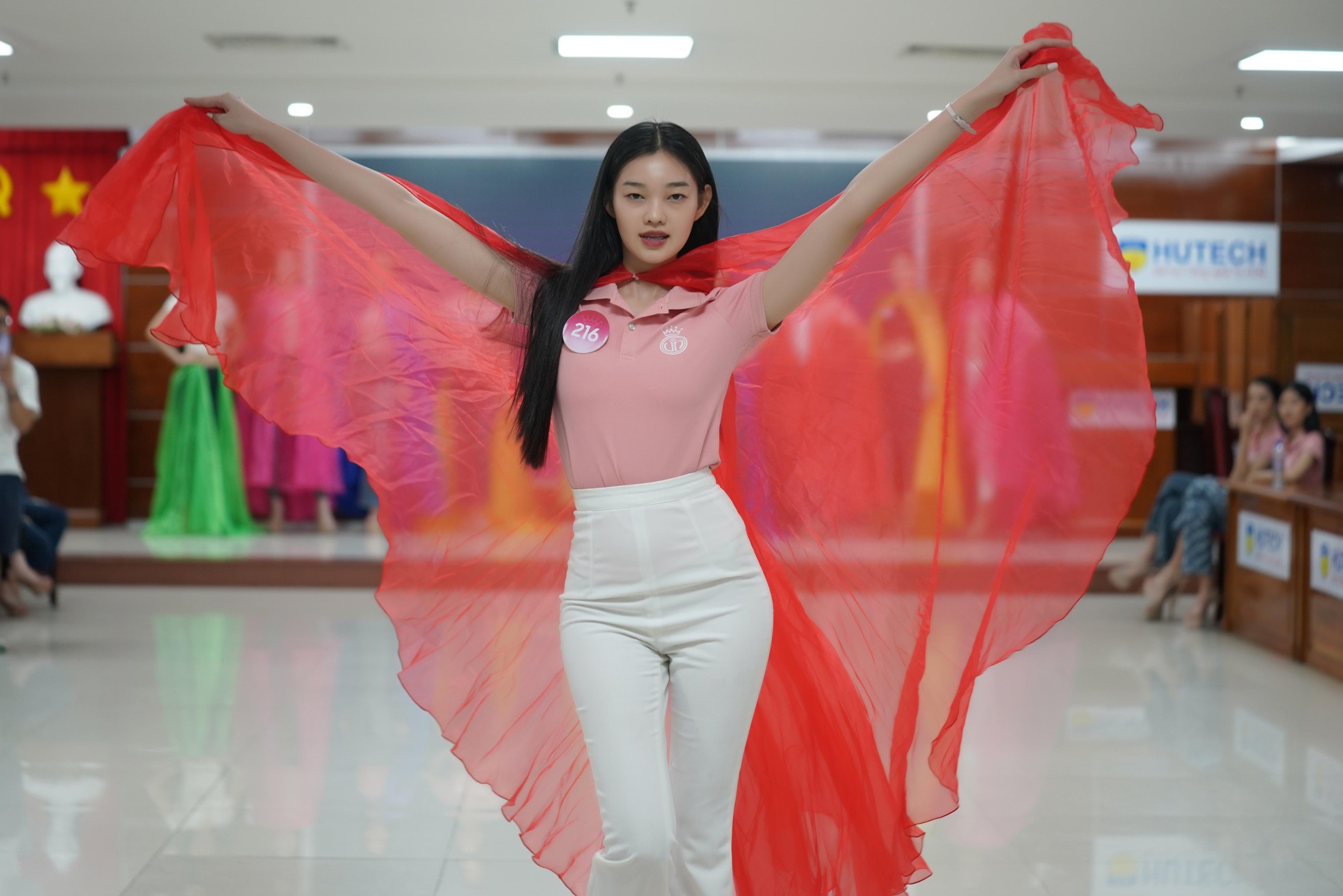 Thí sinh Hoa hậu Việt Nam học cách xử lý váy áo rườm rà - Ảnh 2.