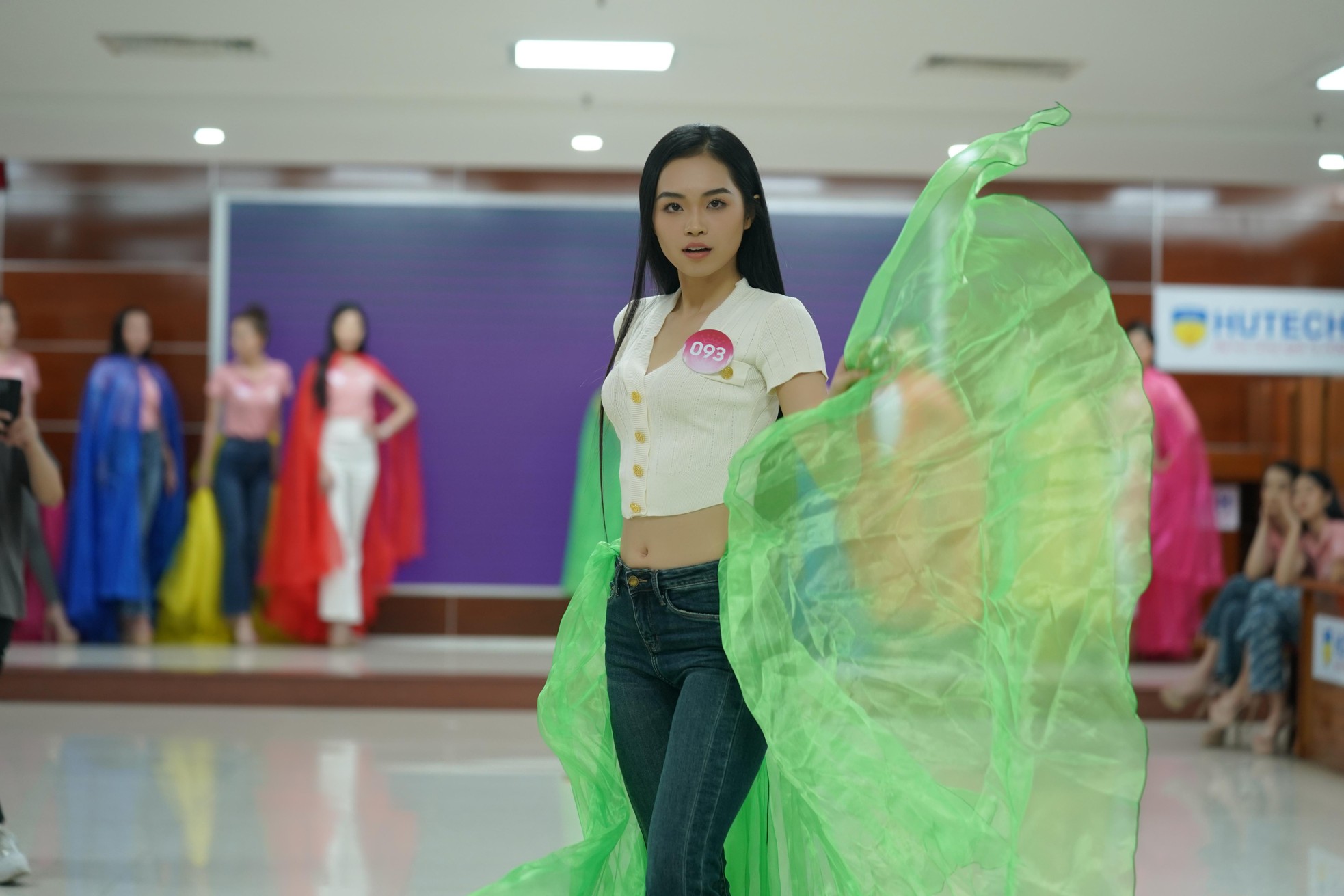 Thí sinh Hoa hậu Việt Nam học cách xử lý váy áo rườm rà - Ảnh 11.