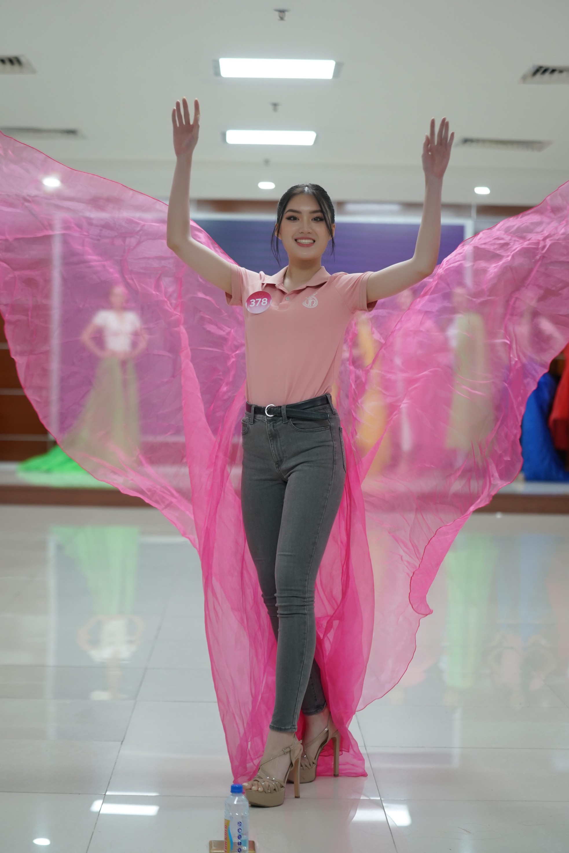 Thí sinh Hoa hậu Việt Nam học cách xử lý váy áo rườm rà - Ảnh 8.