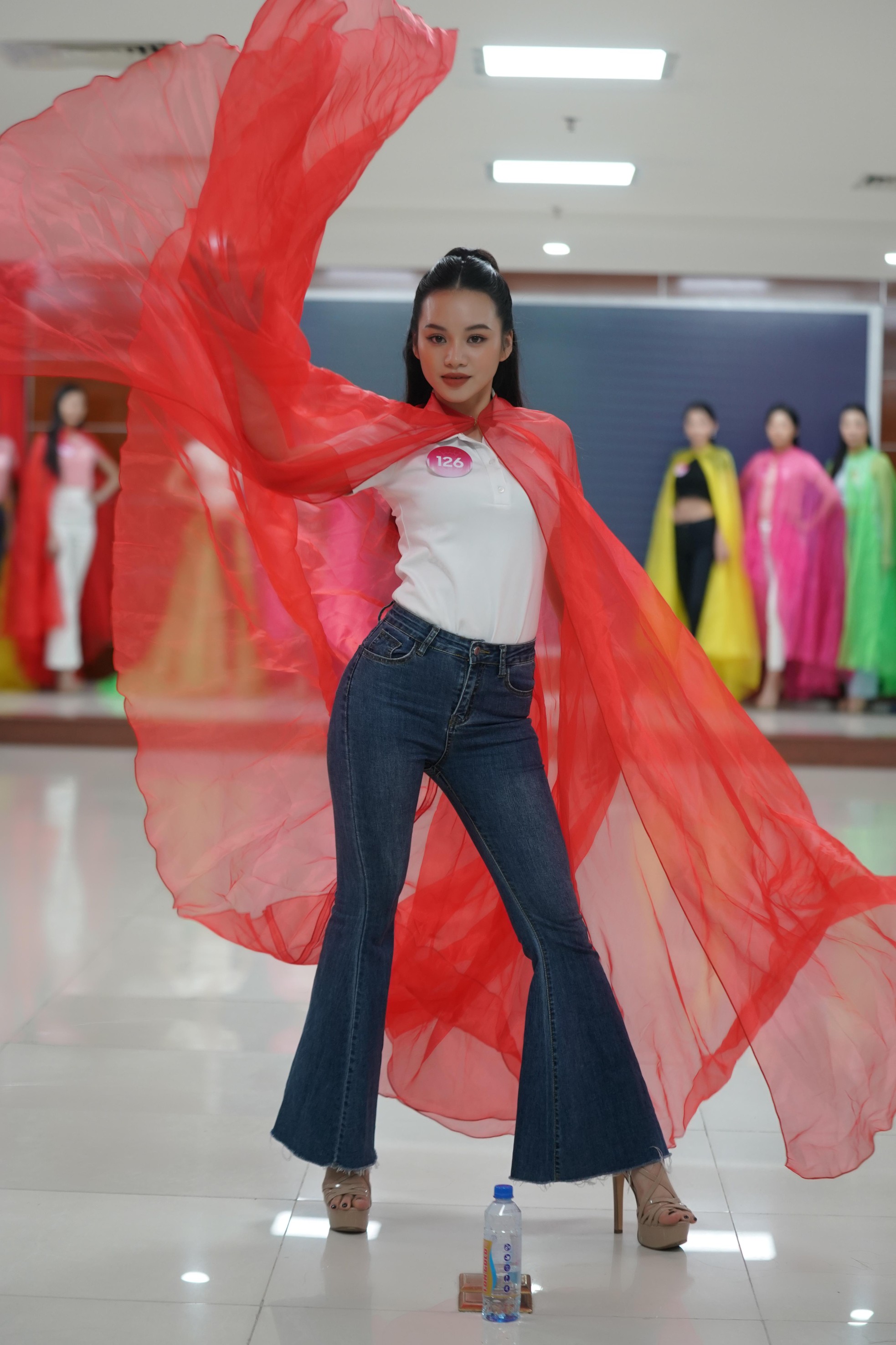 Thí sinh Hoa hậu Việt Nam học cách xử lý váy áo rườm rà - Ảnh 7.