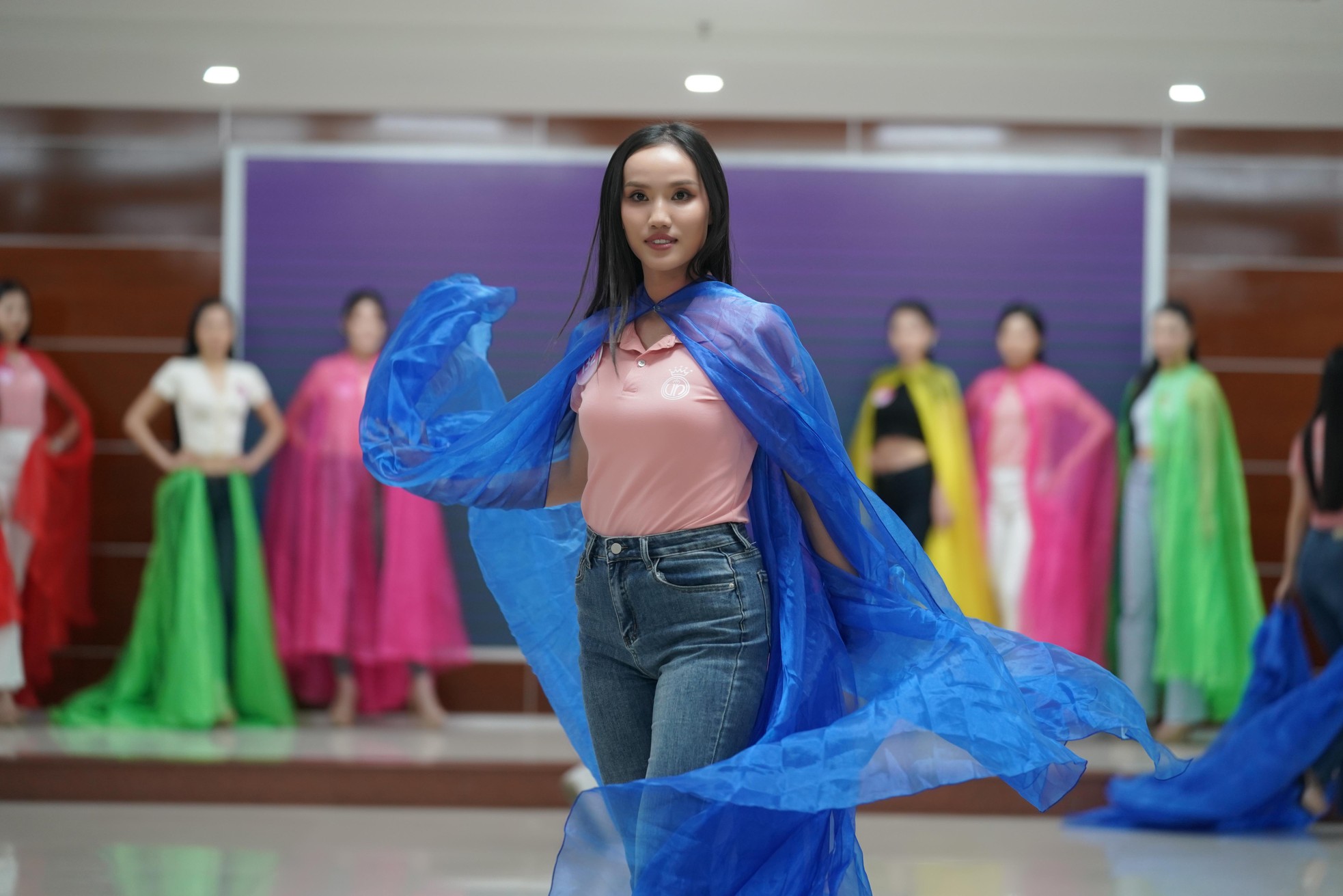 Thí sinh Hoa hậu Việt Nam học cách xử lý váy áo rườm rà - Ảnh 6.