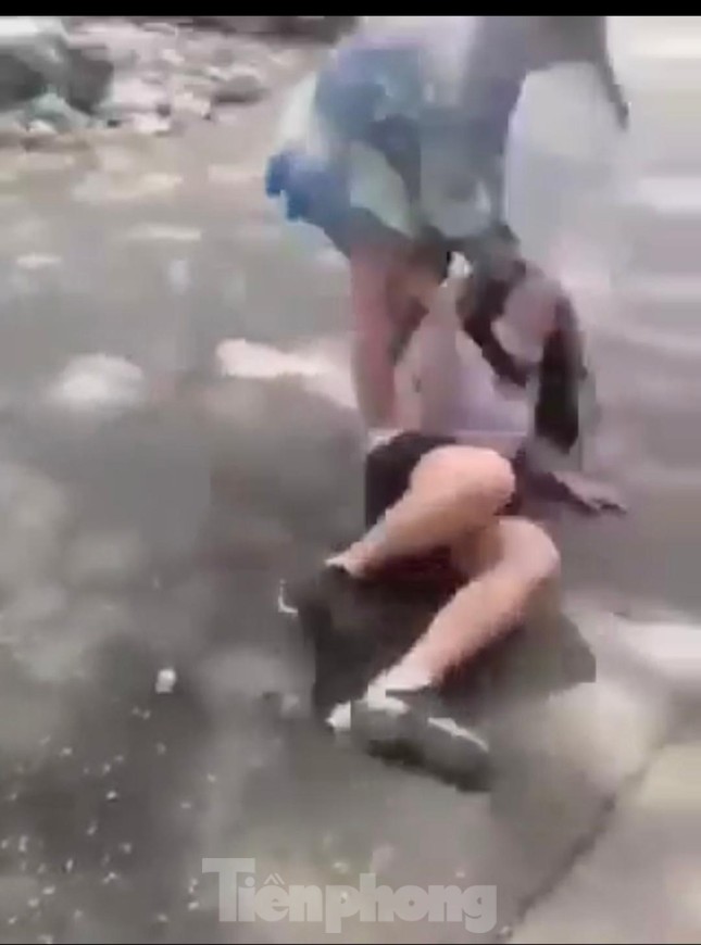 Nữ sinh trung học ở TPHCM bị 'đàn chị' đánh bầm dập trên đường - Ảnh 2.