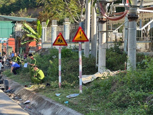 Trưởng công an lái xe bán tải va chạm xe máy ngược chiều khiến 2 người tử vong - Ảnh 1.