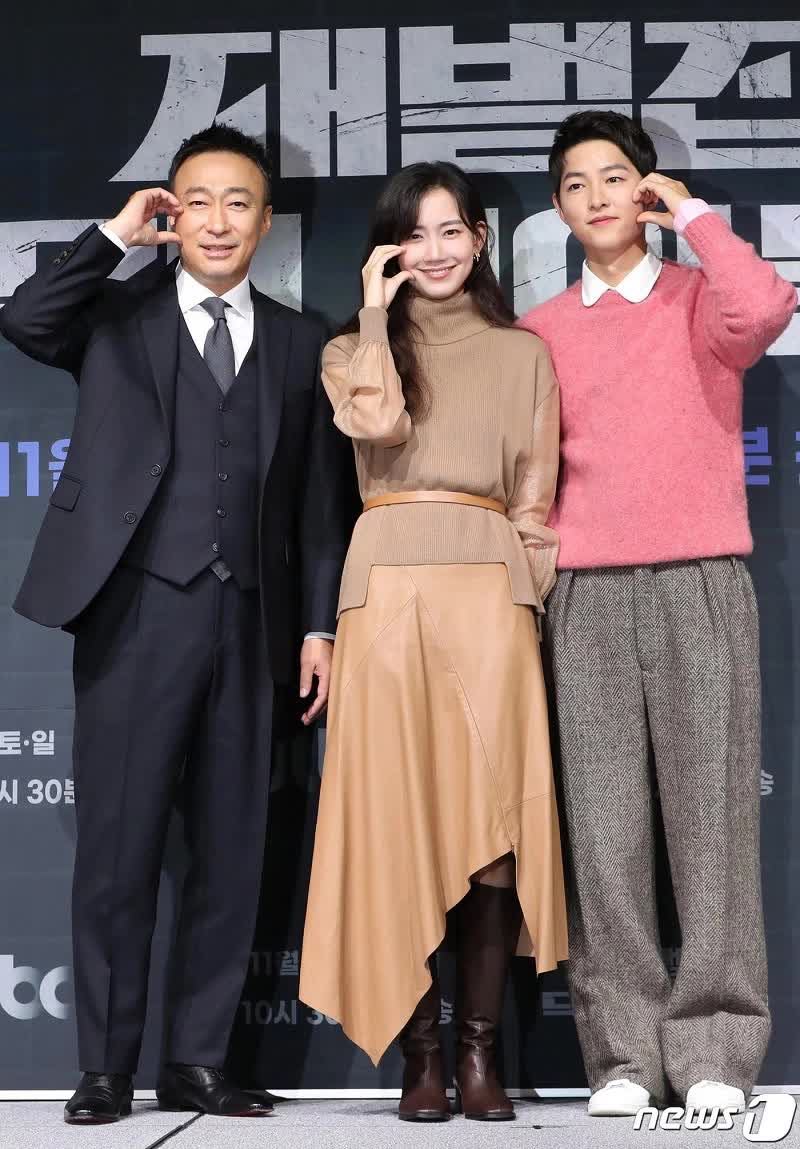 &quot;Thánh hack tuổi&quot; đỉnh nhất Kbiz: Song Joong Ki ở họp báo mới đây còn trẻ hơn 6 năm trước bên vợ cũ - Ảnh 9.