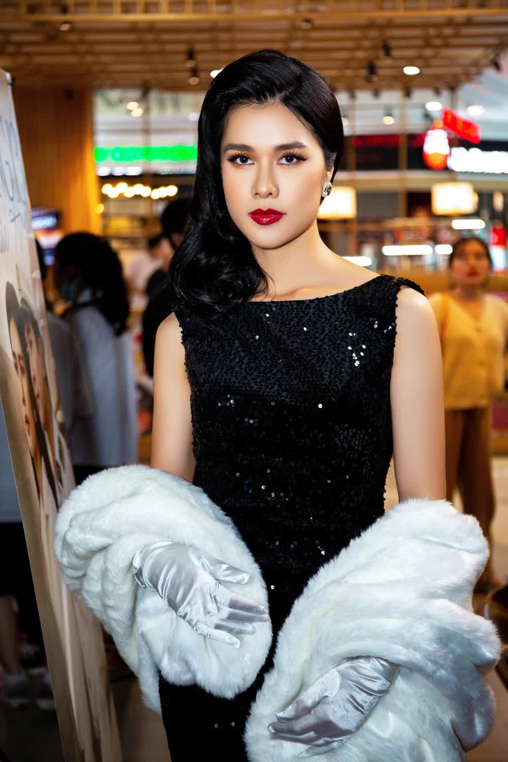 Hoa hậu Đỗ Thị Hà xuất hiện tươi tắn, ủng hộ cô họ ra MV - Ảnh 3.