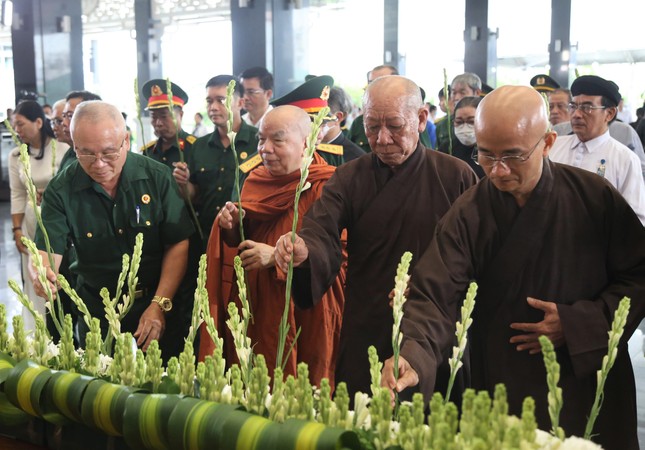 TPHCM tưởng nhớ hơn 23.000 người qua đời vì COVID-19 sau một năm bình thường mới - Ảnh 7.