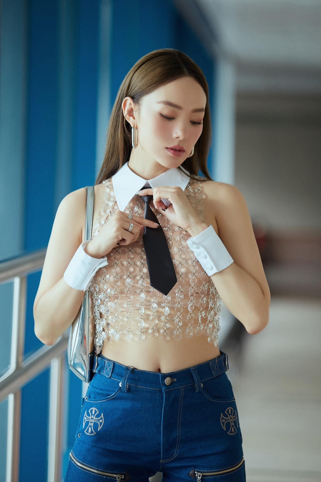 Pha đụng hàng nguy hiểm: Tiểu Vy, Thuỳ Tiên và Minh Hằng cùng mặc chung tấm áo gây hiểu lầm - Ảnh 4. Pha đụng hàng nguy hiểm: Tiểu Vy, Thuỳ Tiên và Minh Hằng cùng mặc chung tấm áo gây hiểu lầm - Ảnh 4.