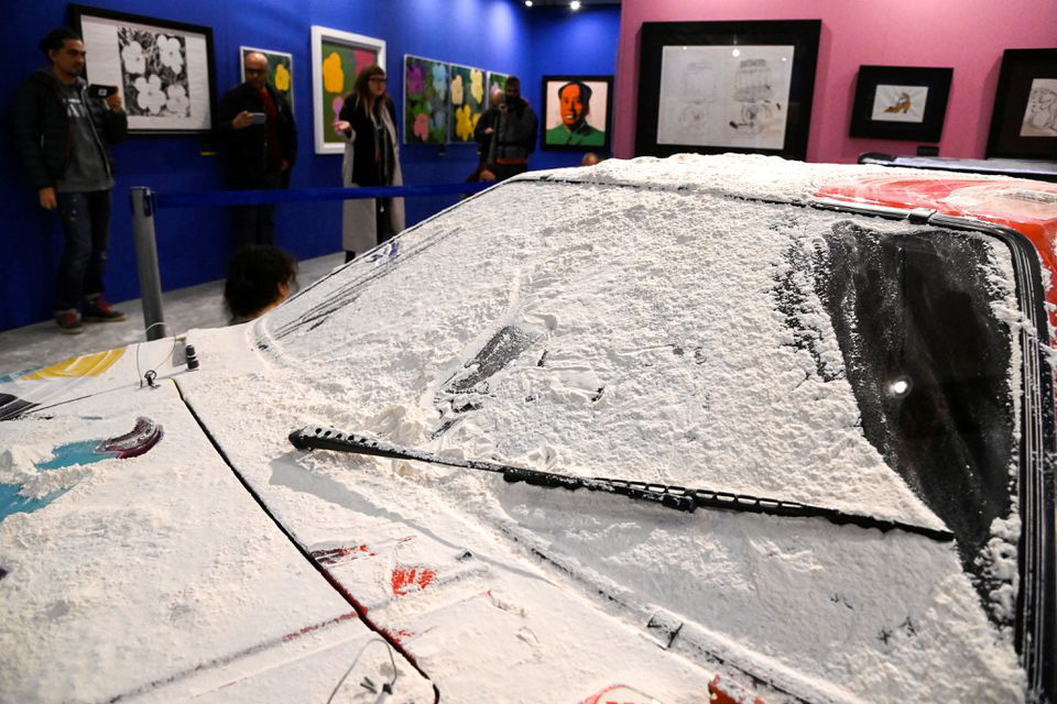 Người biểu tình tấn công tác phẩm nghệ thuật trị giá 59 triệu USD của danh họa Warhol - Ảnh 2.