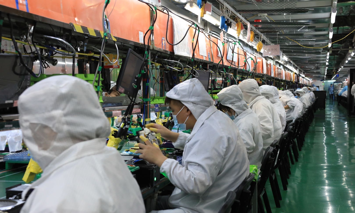 Trung Quốc phong tỏa khu vực nhà máy sản xuất iPhone lớn nhất thế giới - Ảnh 1.