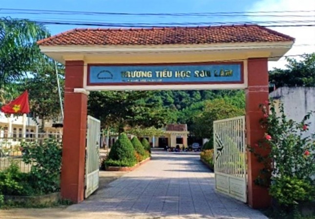 Phụ huynh vác dao vào trường ép hiệu trưởng quỳ xin lỗi, Phòng GD&ĐT báo cáo gì? - Ảnh 1. Phụ huynh vác dao vào trường ép hiệu trưởng quỳ xin lỗi, Phòng GD&ĐT báo cáo gì? - Ảnh 1.