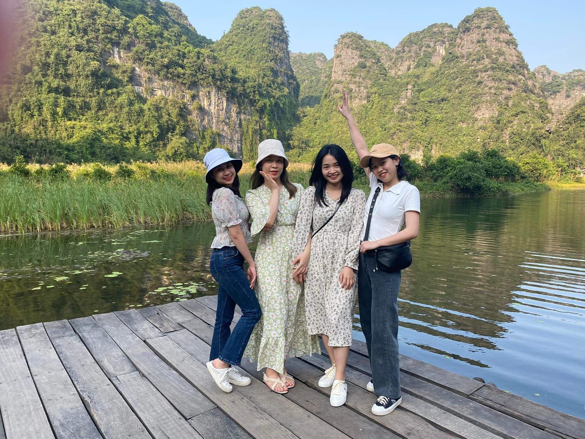 Từng gác lại ước mơ đại học vì nghèo, nữ sinh H'Mông xuất sắc giành học bổng đại học nổi tiếng - Ảnh 3. Từng gác lại ước mơ đại học vì nghèo, nữ sinh H'Mông xuất sắc giành học bổng đại học nổi tiếng - Ảnh 3.