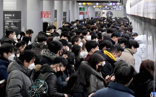 Tàu điện ngầm đông đúc gây lo lắng sau thảm họa Itaewon
