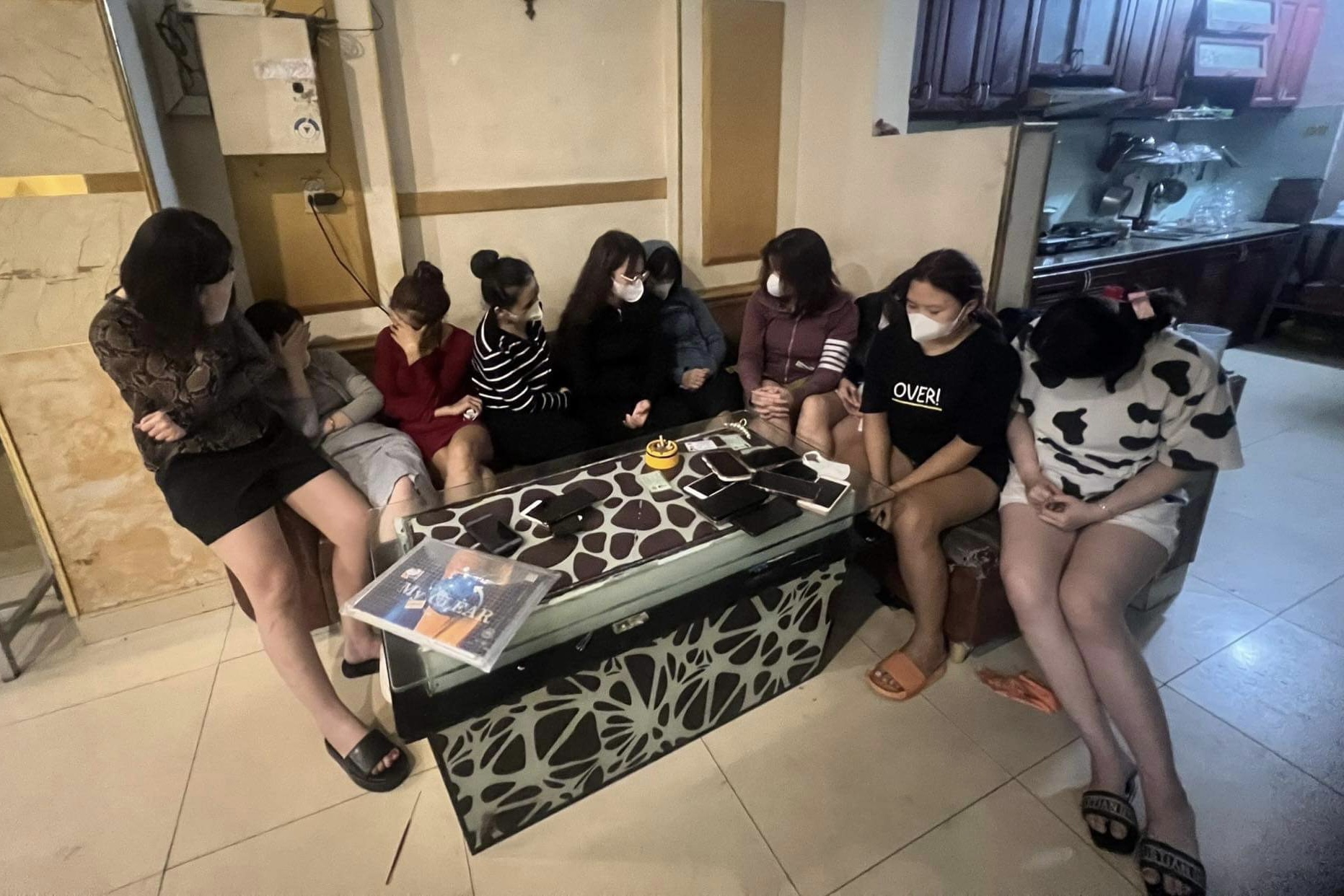 Bí ẩn bên trong quán karaoke treo thông báo tạm ngừng ở TP Thủ Đức - Ảnh 1. Bí ẩn bên trong quán karaoke treo thông báo tạm ngừng ở TP Thủ Đức - Ảnh 1.
