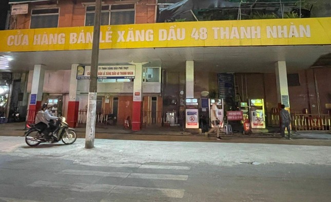 Người Hà Nội &quot;khóc thét&quot; vì cây xăng đóng cửa, uất ức mua 30.000 đồng/lít ở vỉa hè - Ảnh 3.