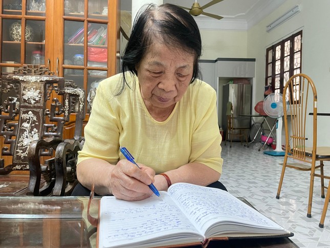 Hành trình 30 năm dạy chữ cho trẻ lang thang cơ nhỡ của cô giáo 80 tuổi ở Hà Nội - Ảnh 1.