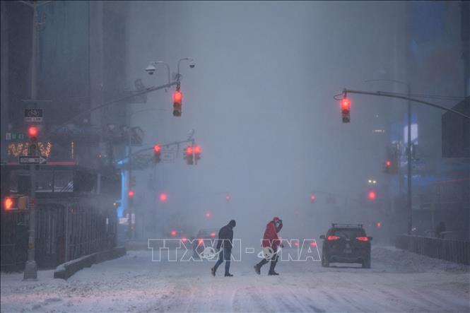 Bang New York (Mỹ) hạn chế hoạt động đường bộ, đường không do bão tuyết - Ảnh 1.