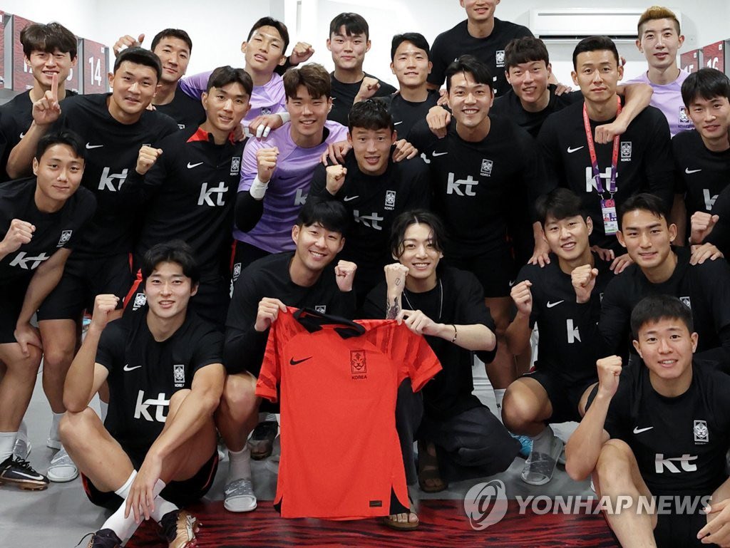 Jungkook (BTS) bảnh bao, gặp gỡ Son Heung Min và tuyển bóng đá Hàn Quốc tại World Cup - Ảnh 1.