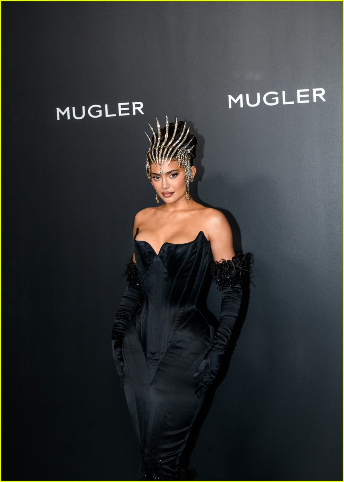 Kylie Jenner ma mị với sắc đen tại sự kiện - Ảnh 4.