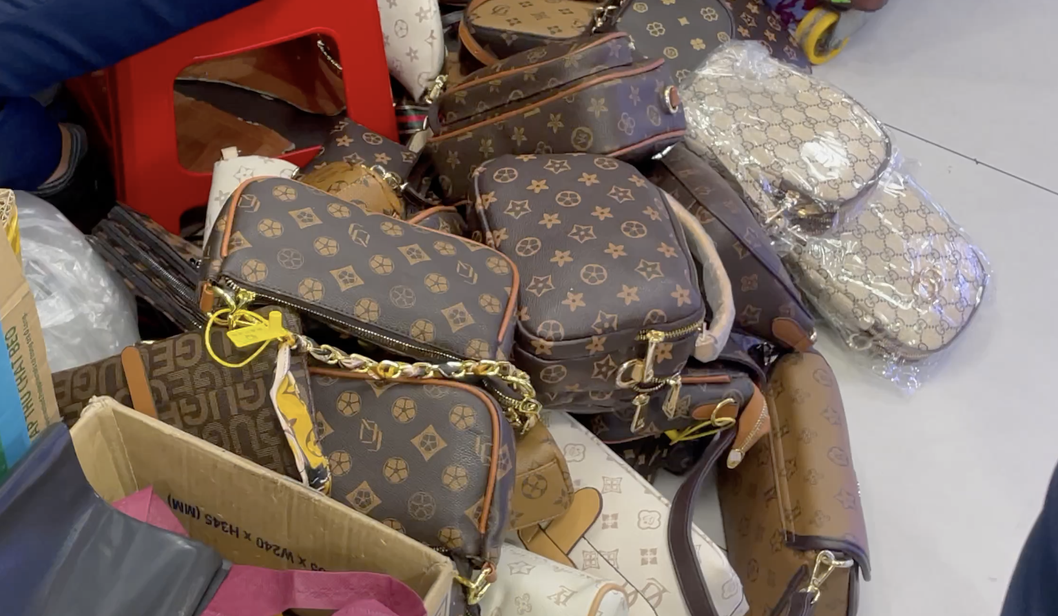 TP.HCM: Phát hiện hàng nghìn sản phẩm giả thương hiệu Louis Vuitton, Gucci,… tại TTTM - Ảnh 6. TP.HCM: Phát hiện hàng nghìn sản phẩm giả thương hiệu Louis Vuitton, Gucci,… tại TTTM - Ảnh 6.