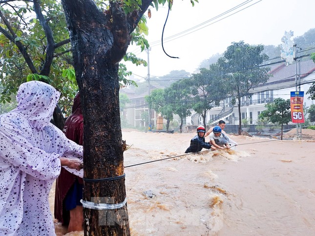 Căng dây giải cứu người đàn ông mắc kẹt giữa dòng nước dữ - Ảnh 3.