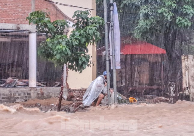 Căng dây giải cứu người đàn ông mắc kẹt giữa dòng nước dữ - Ảnh 2.