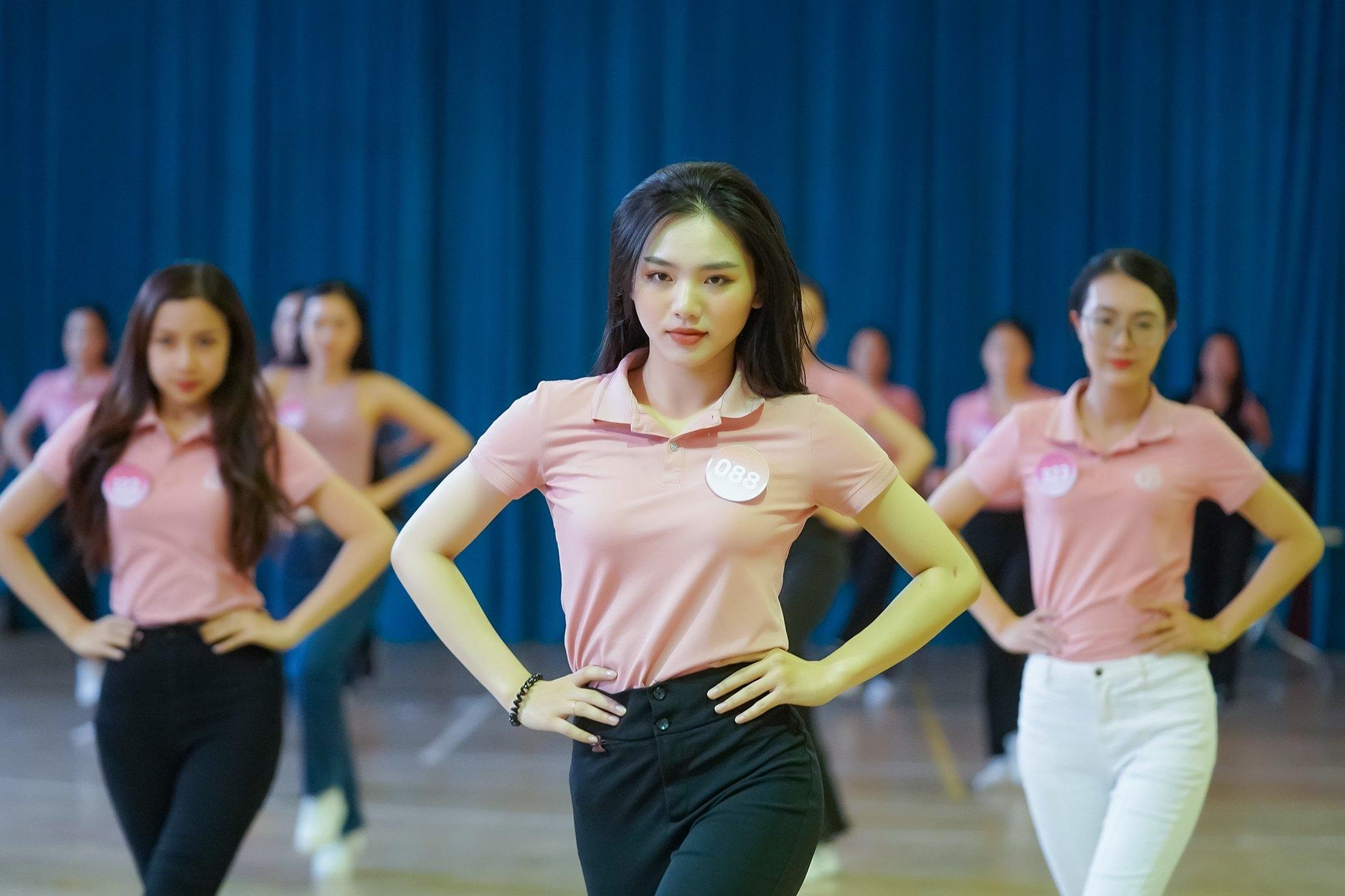 Buổi tập vũ đạo đến 22h đêm của thí sinh Hoa hậu Việt Nam - Ảnh 6.