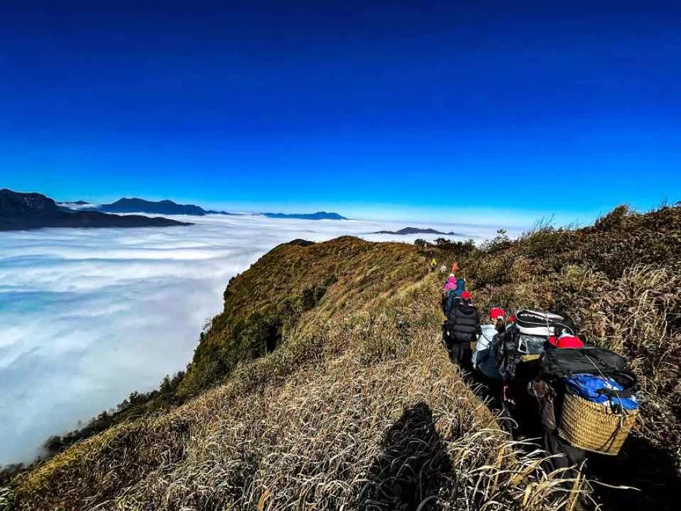Đi trekking Lảo Thẩn - 'toạ độ săn mây' đẹp nhất Tây Bắc chỉ với 1 triệu đồng - Ảnh 3.