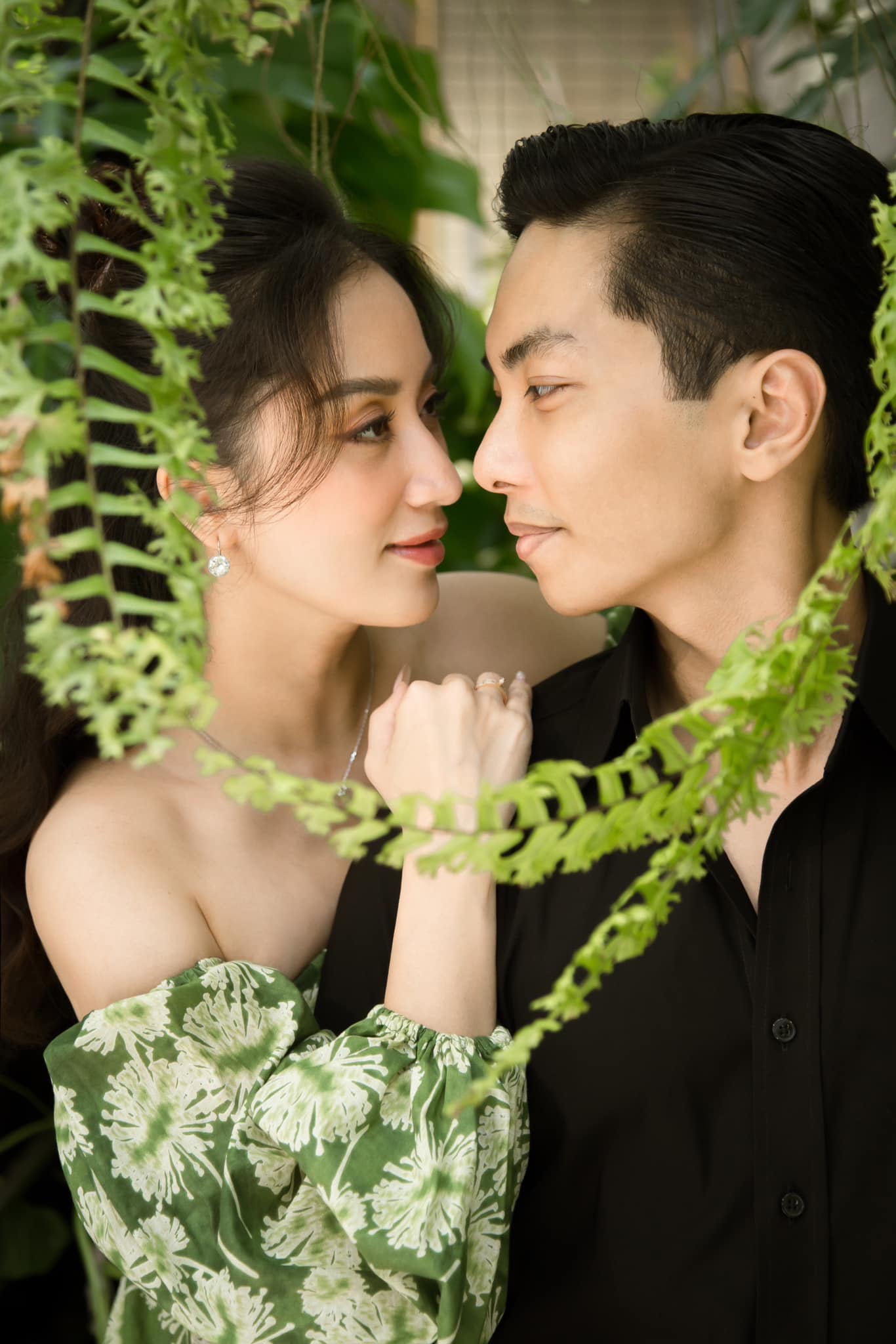 Khánh Thi và Phan Hiển trước lễ cưới: Chồng tặng vợ nhẫn để chạy show - Ảnh 1.