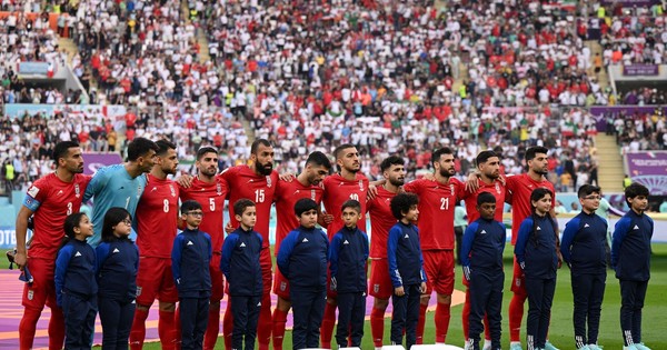 Tuyển thủ Iran không hát quốc ca tại World Cup 2022 - Ảnh 1.