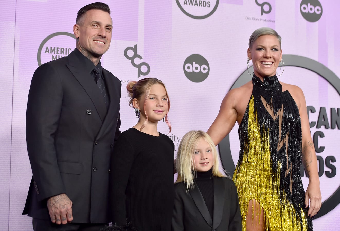 Thảm đỏ AMAs 2022: Gia đình Pink nổi bật, Kim Petras gợi nhớ đến Britney Spears - Ảnh 1.