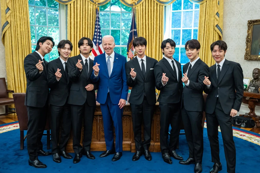 Sự nghiệp lẫy lừng của Jung Kook, ca sĩ gây sốt ở World Cup 2022 - Ảnh 7. Sự nghiệp lẫy lừng của Jung Kook, ca sĩ gây sốt ở World Cup 2022 - Ảnh 7.