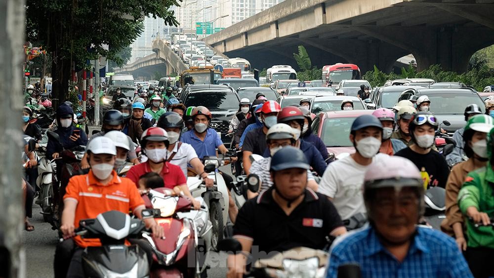 Người Hà Nội ngộp thở vì 'chôn chân' trên đường vành đai 3 từ sáng đến chiều - Ảnh 1.