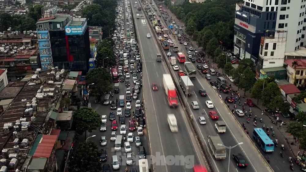 Người Hà Nội ngộp thở vì 'chôn chân' trên đường vành đai 3 từ sáng đến chiều - Ảnh 2.