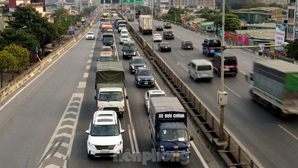 Người Hà Nội ngộp thở vì 'chôn chân' trên đường vành đai 3 từ sáng đến chiều - Ảnh 11.