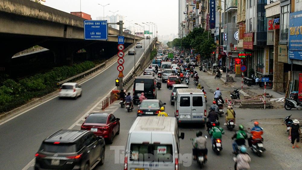 Người Hà Nội ngộp thở vì 'chôn chân' trên đường vành đai 3 từ sáng đến chiều - Ảnh 12.