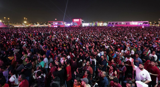 Hàng ngàn người xô đẩy tại fanzone World Cup, suýt xảy ra thảm họa giẫm đạp - Ảnh 2. Hàng ngàn người xô đẩy tại fanzone World Cup, suýt xảy ra thảm họa giẫm đạp - Ảnh 2.