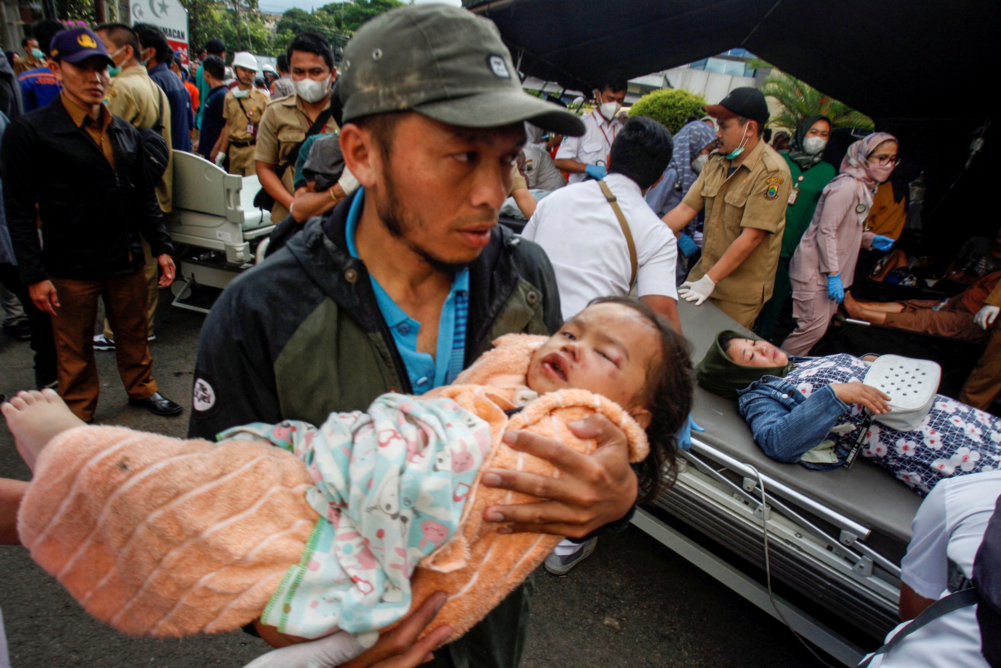 Thị trấn Indonesia tan hoang sau trận động đất khiến ít nhất 162 người chết - Ảnh 2.