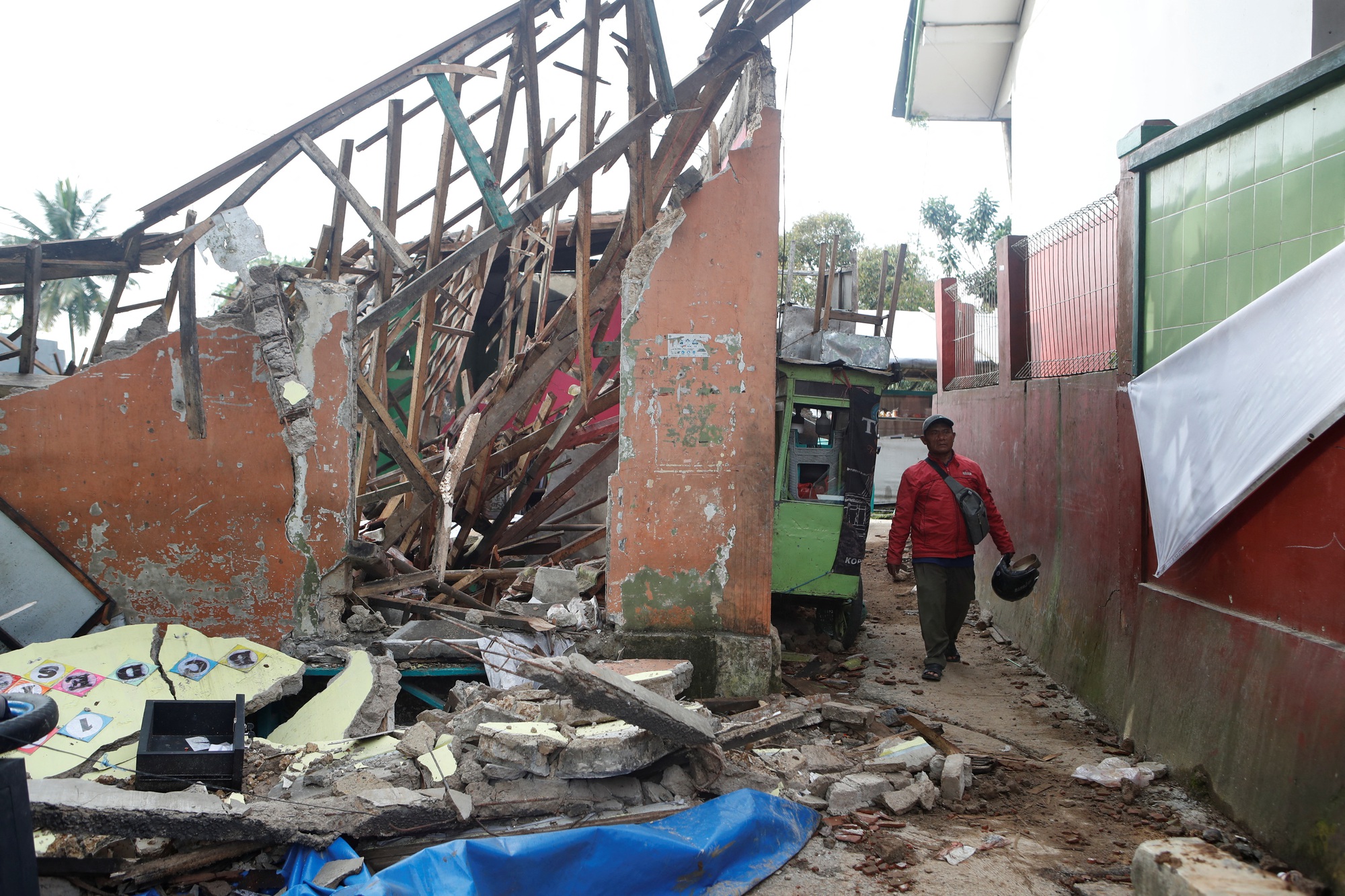 Thị trấn Indonesia tan hoang sau trận động đất khiến ít nhất 162 người chết - Ảnh 3.