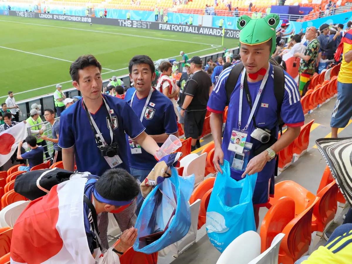 Tinh tế như cổ động viên Nhật Bản: ở lại dọn rác sau trận đấu dù đội nhà chưa thi - Ảnh 2.