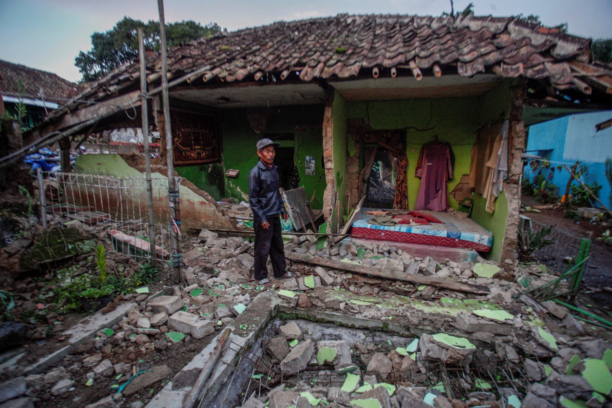 Thị trấn Indonesia tan hoang sau trận động đất khiến ít nhất 162 người chết - Ảnh 8.