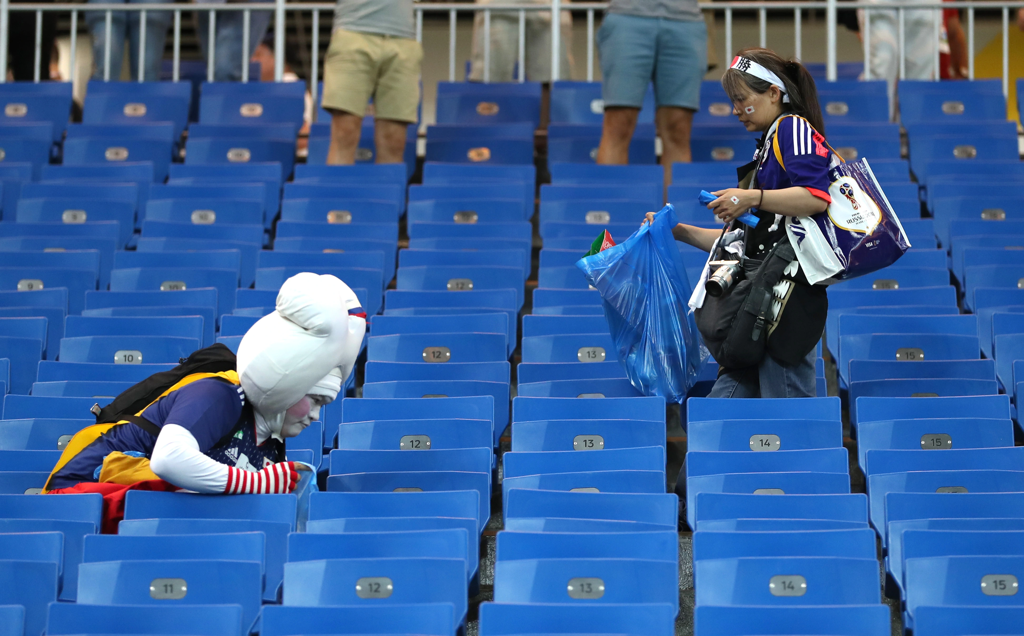 Tinh tế như cổ động viên Nhật Bản: ở lại dọn rác sau trận đấu dù đội nhà chưa thi - Ảnh 1.