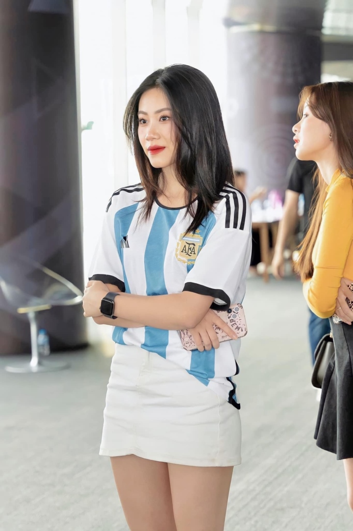 Hot girl Nóng cùng World Cup: Hâm mộ Messi, kỹ năng đá bóng không phải dạng vừa - Ảnh 1.