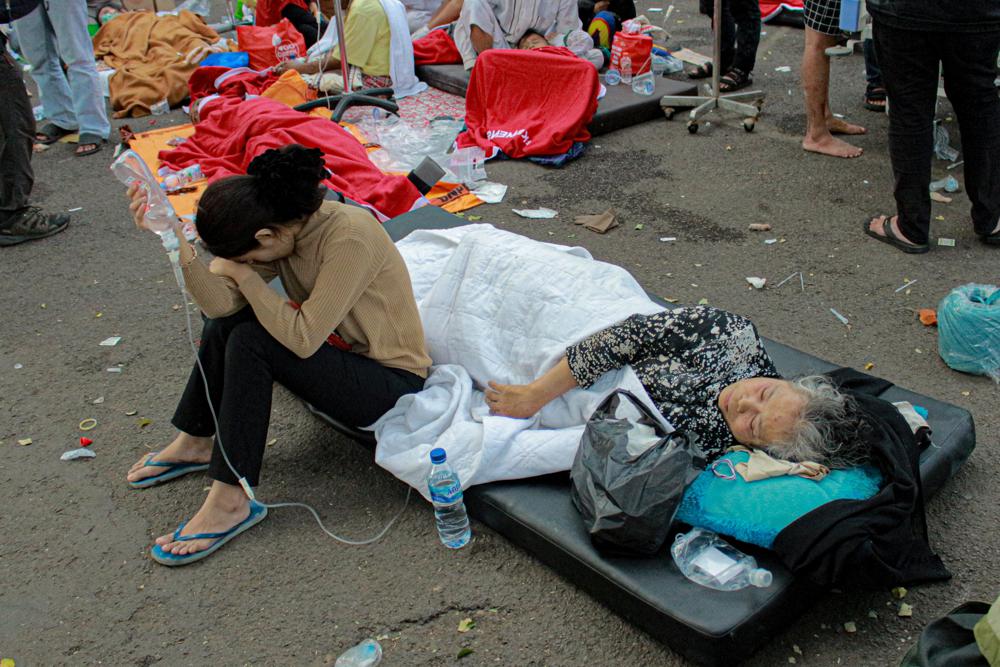 Thị trấn Indonesia tan hoang sau trận động đất khiến ít nhất 162 người chết - Ảnh 1.