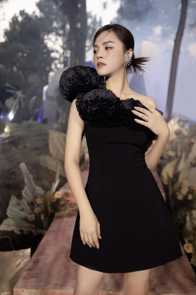 Những bộ cánh tông đen đầy sức hút của dàn nữ diễn viên Việt - Ảnh 12.