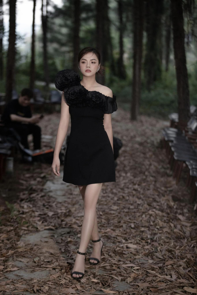 Những bộ cánh tông đen đầy sức hút của dàn nữ diễn viên Việt - Ảnh 11.