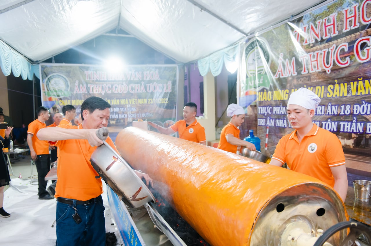 Cận cảnh chế biến ống chả quế dài 4m, nặng 180kg tại làng giò chả Ước Lễ chào mừng Ngày Di sản Việt Nam - Ảnh 11.