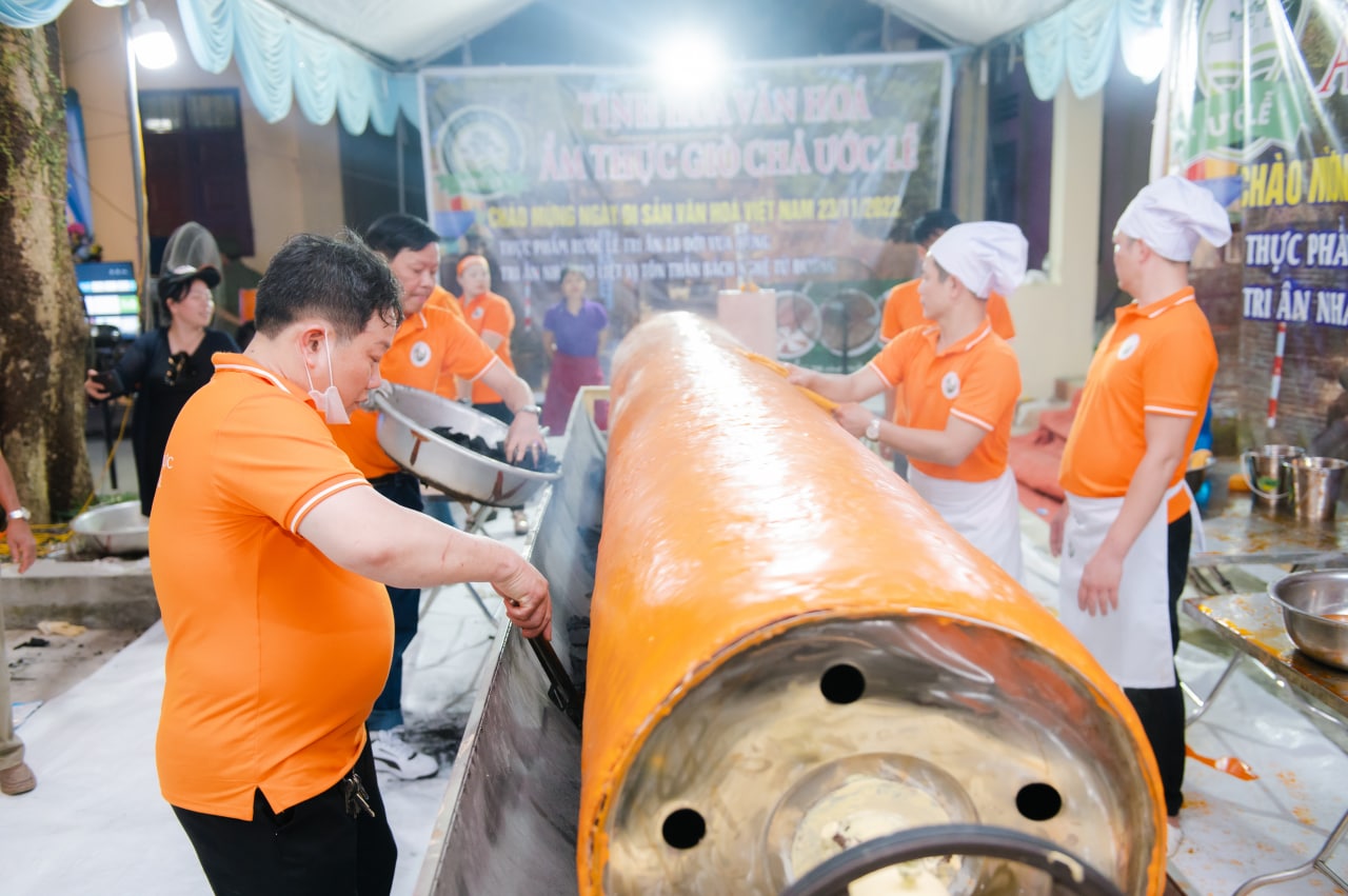 Cận cảnh chế biến ống chả quế dài 4m, nặng 180kg tại làng giò chả Ước Lễ chào mừng Ngày Di sản Việt Nam - Ảnh 10.