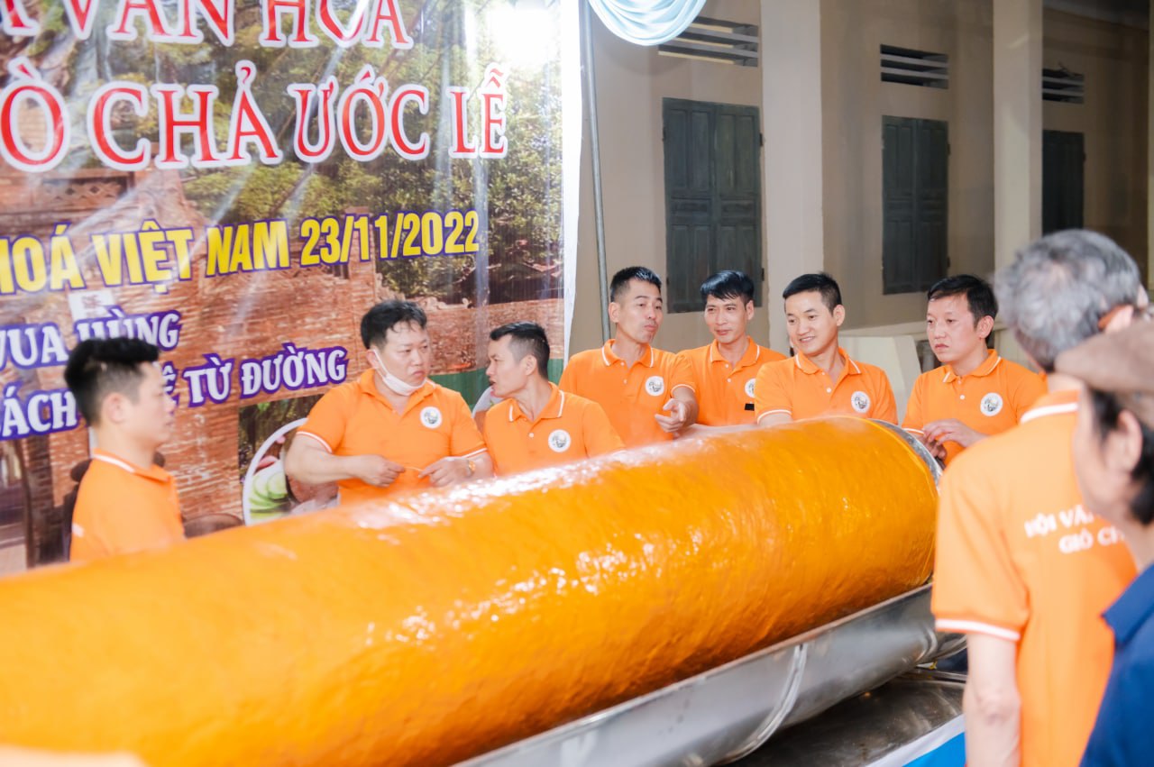 Cận cảnh chế biến ống chả quế dài 4m, nặng 180kg tại làng giò chả Ước Lễ chào mừng Ngày Di sản Việt Nam - Ảnh 12.