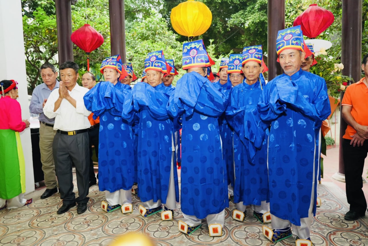 Cận cảnh chế biến ống chả quế dài 4m, nặng 180kg tại làng giò chả Ước Lễ chào mừng Ngày Di sản Việt Nam - Ảnh 2.